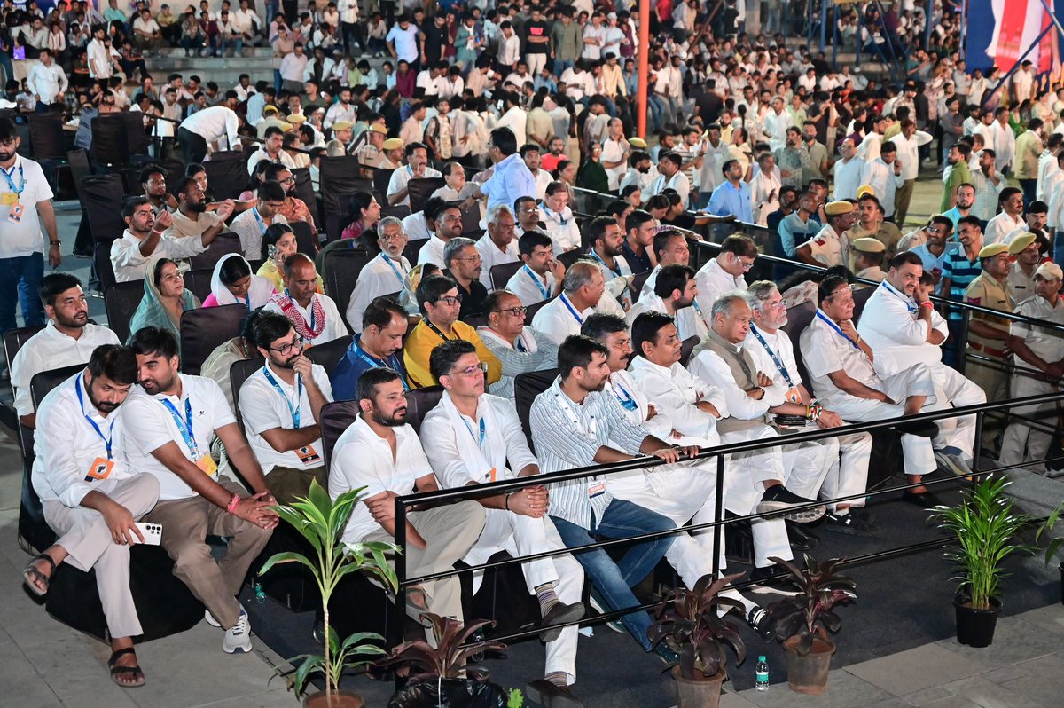 GovindDotasra's tweet photo. आज कोटा की धरती से युवाओं का भविष्य बचाने की लड़ाई नई ताक़त के साथ शुरू हुई।

#छात्रों_की_गूंज महारैली में उमड़े हज़ारों छात्रों, युवाओं एवं अभिभावकों के बीच नेता विपक्ष @RahulGandhi जी ने शिक्षा व्यवस्था की सच्चाई, पेपर लीक, युवाओं के भविष्य पर हो रहे हमलों और संकट पर खुलकर संवाद किया।

ये कोई राजनीतिक मंच नहीं था, बल्कि उन लाखों छात्रों की आवाज़ थी, जो मेहनत करते हैं, सपने देखते हैं, लेकिन सरकार के सिस्टम फेलियर का बोझ उठाने को मजबूर हैं। राहुल गांधी जी ने छात्रों की बात सुनी, उनके सवालों को देश के सामने रखा, और भरोसा दिलाया कि युवाओं के भविष्य के साथ हो रहे इस अन्याय के खिलाफ़ ये आवाज़ लगातार बुलंद होगी।

कोटा से उठी छात्रों की गूंज सिर्फ़ राजस्थान की नहीं, बल्कि देश के हर उस छात्र की उम्मीद है जो एक निष्पक्ष व सुरक्षित शिक्षा व्यवस्था और अपने सपनों को पूरा करने का अवसर चाहता है।

तमाम अड़चनों एवं दबाव के बावजूद बड़ी संख्या में कार्यक्रम को ऐतिहासिक बनाने छात्रों, युवाओं और कोटावासियों का हृदय से आभार। ये साबित करता है कि जब बात बच्चों के भविष्य की हो, तो देश की आवाज़ को दबाया नहीं जा सकता।

#ChhatronKiGoonj #Kota