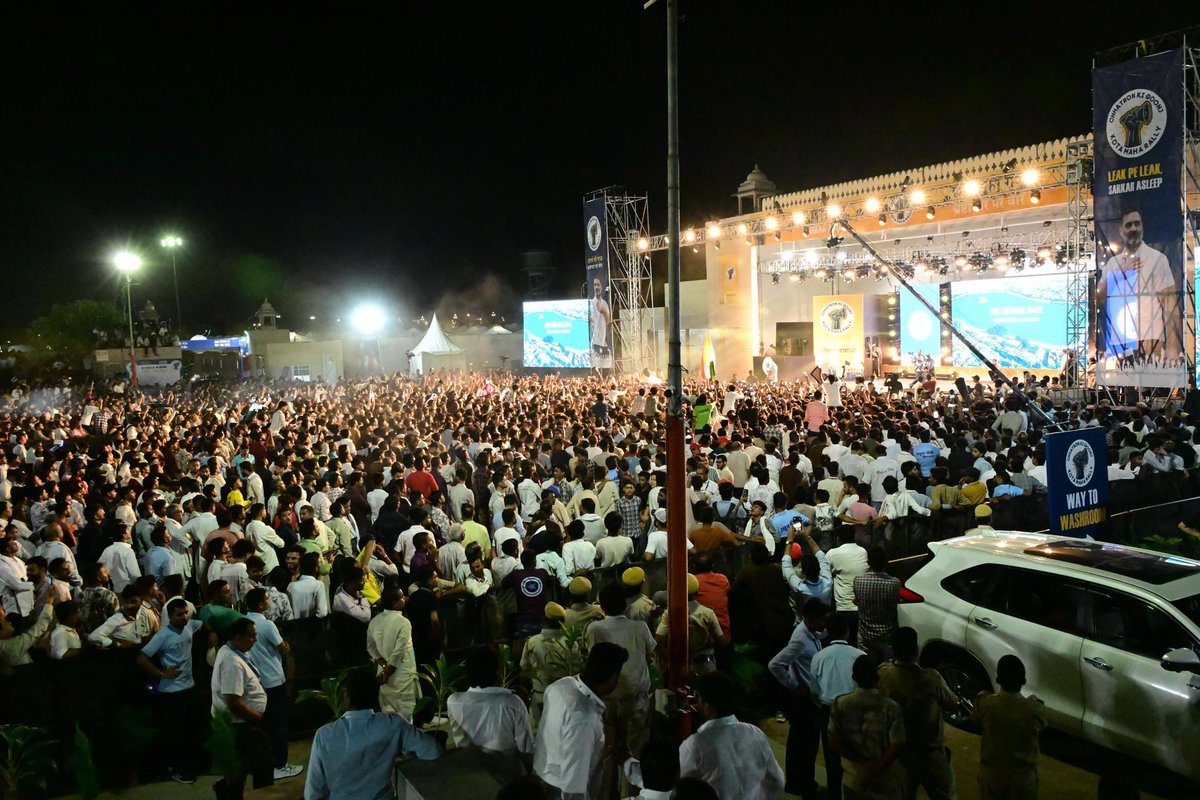 GovindDotasra's tweet photo. आज कोटा की धरती से युवाओं का भविष्य बचाने की लड़ाई नई ताक़त के साथ शुरू हुई।

#छात्रों_की_गूंज महारैली में उमड़े हज़ारों छात्रों, युवाओं एवं अभिभावकों के बीच नेता विपक्ष @RahulGandhi जी ने शिक्षा व्यवस्था की सच्चाई, पेपर लीक, युवाओं के भविष्य पर हो रहे हमलों और संकट पर खुलकर संवाद किया।

ये कोई राजनीतिक मंच नहीं था, बल्कि उन लाखों छात्रों की आवाज़ थी, जो मेहनत करते हैं, सपने देखते हैं, लेकिन सरकार के सिस्टम फेलियर का बोझ उठाने को मजबूर हैं। राहुल गांधी जी ने छात्रों की बात सुनी, उनके सवालों को देश के सामने रखा, और भरोसा दिलाया कि युवाओं के भविष्य के साथ हो रहे इस अन्याय के खिलाफ़ ये आवाज़ लगातार बुलंद होगी।

कोटा से उठी छात्रों की गूंज सिर्फ़ राजस्थान की नहीं, बल्कि देश के हर उस छात्र की उम्मीद है जो एक निष्पक्ष व सुरक्षित शिक्षा व्यवस्था और अपने सपनों को पूरा करने का अवसर चाहता है।

तमाम अड़चनों एवं दबाव के बावजूद बड़ी संख्या में कार्यक्रम को ऐतिहासिक बनाने छात्रों, युवाओं और कोटावासियों का हृदय से आभार। ये साबित करता है कि जब बात बच्चों के भविष्य की हो, तो देश की आवाज़ को दबाया नहीं जा सकता।

#ChhatronKiGoonj #Kota