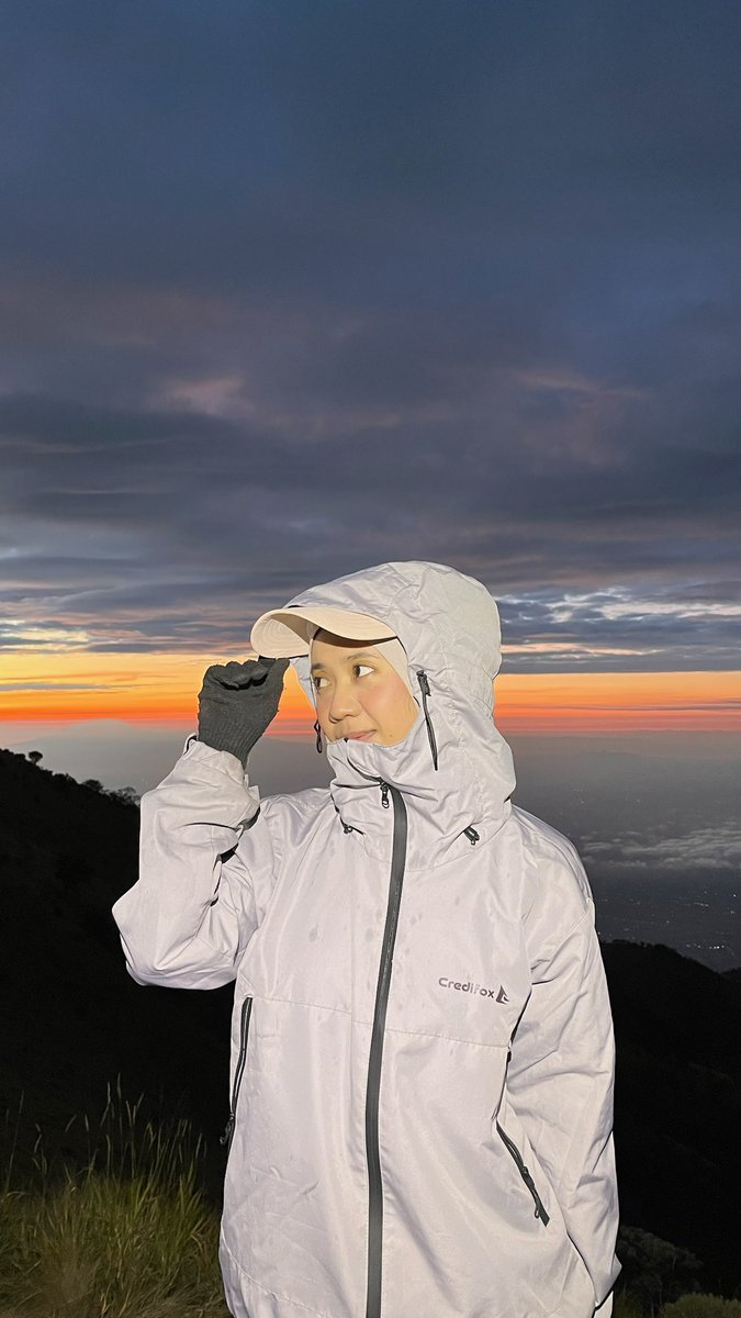 desintdwarl's tweet photo. 3000mdpl pertama aku, gunung impian aku, dan aku yg terlihat cerah🫰🏻🫰🏻🫰🏻 https://t.co/flmzSd7OV2