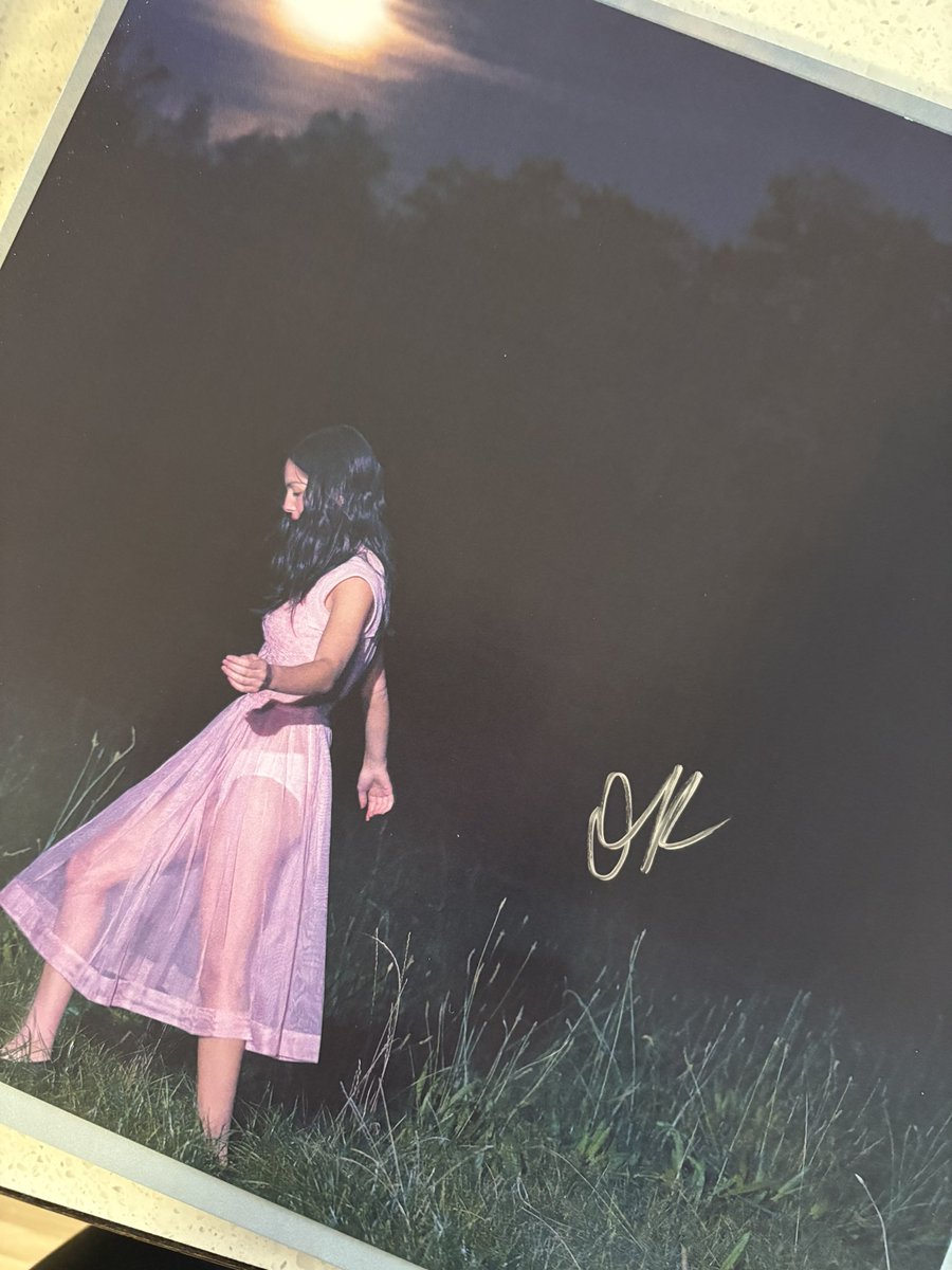 ttpdCEO's tweet photo. Happiest girl in the world now that I have my signed girl so in love!!!! 🩷 @LiviesHQ https://t.co/L1UEENDEcc