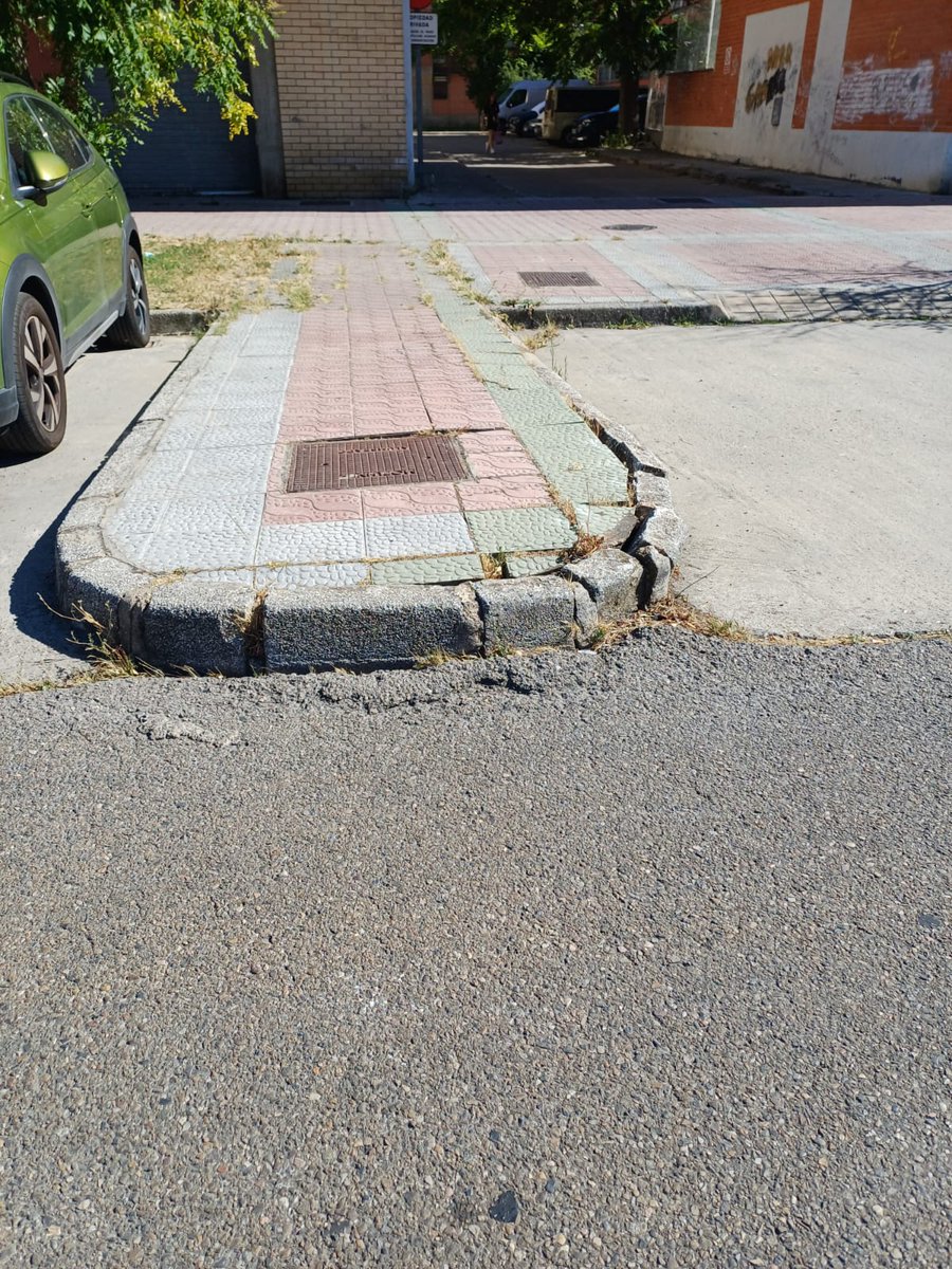 marioconcellon's tweet photo. En la calle Mújica Laínez los vecinos reclaman un paso de cebra @zaragoza_es @ChuecaNatalia @vmse10 https://t.co/Iky18G60U3