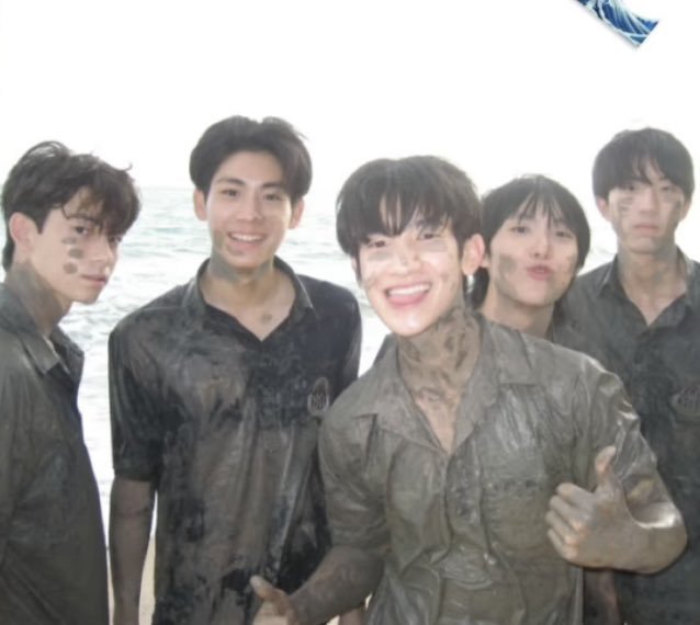 alsuwans's tweet photo. these pictures alone feels like a love letter to youth, i love this wof gang so much 🥹🧡

TONSOM 6TH EPISODE

#WhenOrangesFallEP6 https://t.co/BymWTjLcxL