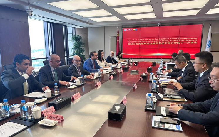 ConsulChinaRJ's tweet photo. 🚆🇧🇷🇨🇳 Brasil apresenta na China uma carteira de mais de R$ 600 bilhões em projetos ferroviários.

Durante missão oficial em Pequim, representantes do Ministério dos Transportes, da ANTT, do BNDES e da Infra S.A. apresentaram oportunidades de investimento em oito projetos ferroviários que somam cerca de 9,9 mil quilômetros de extensão. A iniciativa busca atrair capital de longo prazo e ampliar a cooperação entre Brasil e China na área de infraestrutura.

Além de reuniões com empresas, bancos e instituições chinesas, a agenda incluiu visitas técnicas e intercâmbio de experiências sobre logística e transporte ferroviário. O objetivo é fortalecer a competitividade do Brasil, ampliar a integração logística e impulsionar novos investimentos para o desenvolvimento do país. 🚄🌏
#Brasil #China #Infraestrutura #Ferrovias #Investimentos #Logística #Cooperação
