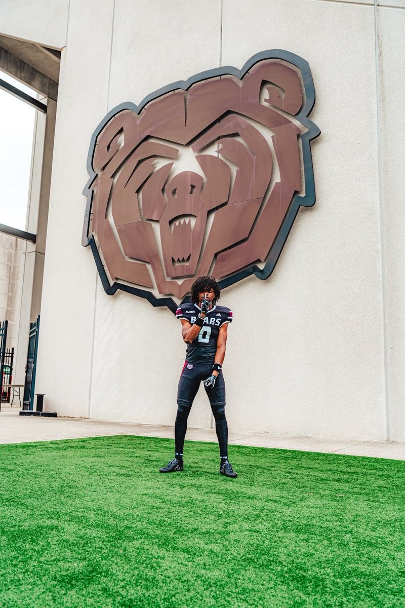 GarciaOkoi's tweet photo. Thank you @JBonney_4 and @MoStateFootball for taking care of me and my family.  I had a Great Official Visit at Missouri State.

@Tolleson20 @CoachCockerill @CoachMyronN @RyanRaiderFB @AFATyler 
@FlightSkillz @TxThreat7v7 @DontonioKeshon @GPowersScout 
 @DRR_Recruiting  @CKennedy247 @247Sports @247recruiting   @27hometeam @LoganTillman 
 @dctf @sports_drc @TXTopTalent   @BSublet @coach_hadac  @PrepRedzoneTX @TNTACADEMY1 @iam_alinedouard @LoneStarPrepsTX @sports_drc @JohnFields0 @UANextFootball @Godsgift_Nate @PrepRedzoneMN @NWahlScouting