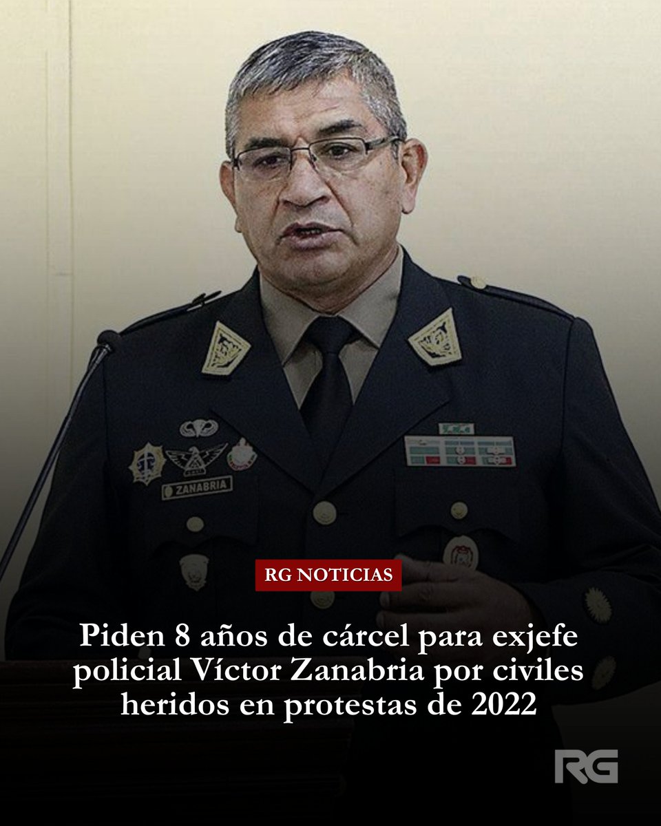 Aderly's tweet photo. 🚨 #ATENCIÓN | La Fiscalía Especializada en Derechos Humanos acusó al general PNP Víctor Zanabria y solicitó 8 años de prisión efectiva por presuntas lesiones graves y leves contra dos civiles durante las protestas sociales de diciembre de 2022.

El Ministerio Público sostiene que las víctimas resultaron heridas por el impacto de proyectiles lacrimógenos durante las intervenciones policiales. Además, pidió su inhabilitación para ejercer cargos públicos por 3 años y 8 meses.

Zanabria también afronta otro proceso en el que la Fiscalía solicita 35 años de prisión por el presunto homicidio calificado de Víctor Santisteban, fallecido durante las protestas de enero de 2023.