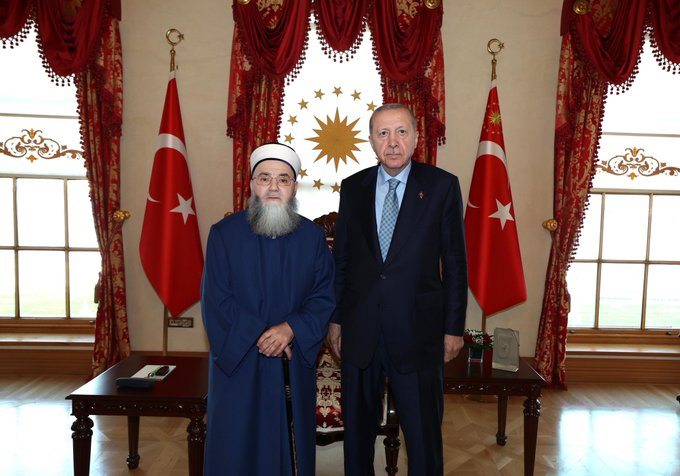 sonkezchpal's tweet photo. Geçen hafta Cübbeli ile Erdoğan görüştü, bu hafta Cübbeli'nin cemaatinden tutuklu adam serbest bırakıldı. Tesadüf mü acaba... https://t.co/HvRlHJg1re