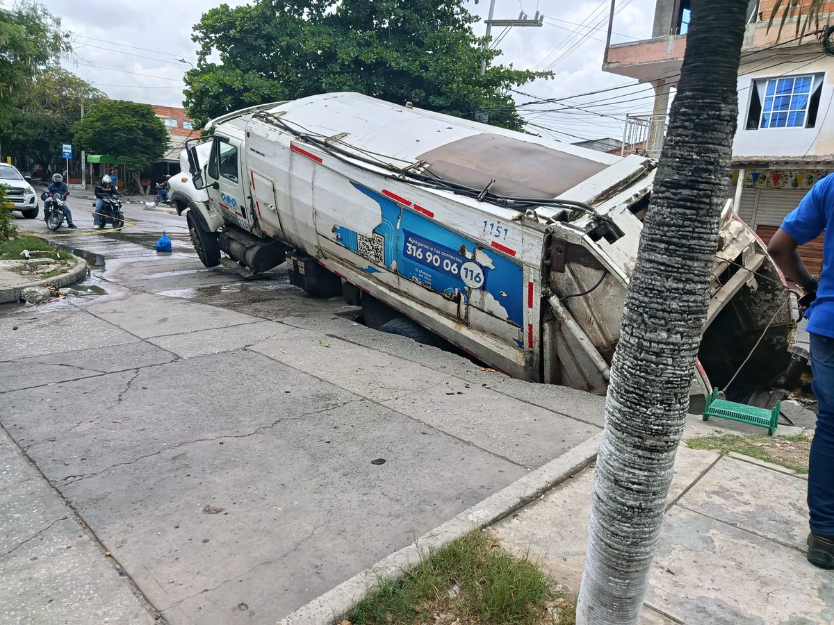 lufechaca's tweet photo. @jorgecura1070 @elheraldoco calle se hunde en la carrera 2 con calle 35 en barrio Galán. Camión de la basura fue el damnificado https://t.co/Vb2xl4xk3G