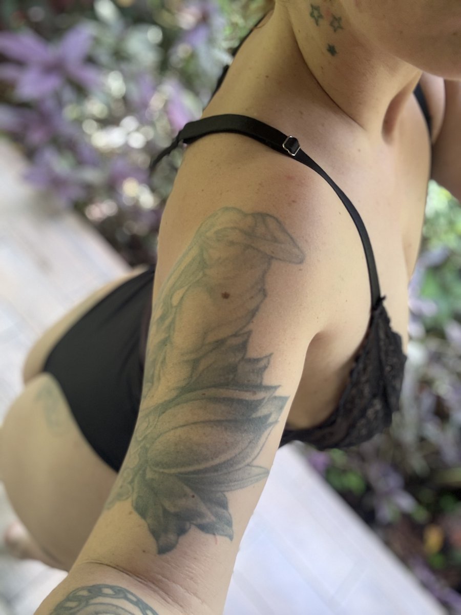 OmniLust's tweet photo. Happy Hump Day! Streaming now... cum play! https://t.co/SmQQF4a7BA https://t.co/jX0z5BDI0J