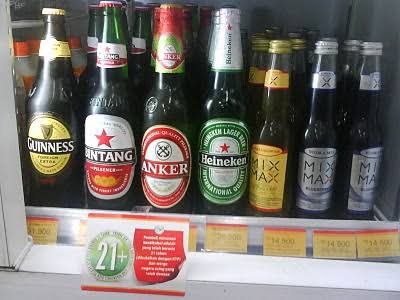 mhwnk_'s tweet photo. Indonesia’s biggest loss:

Beer di indomaret sama alfamart😭 https://t.co/SS2VLqL45X