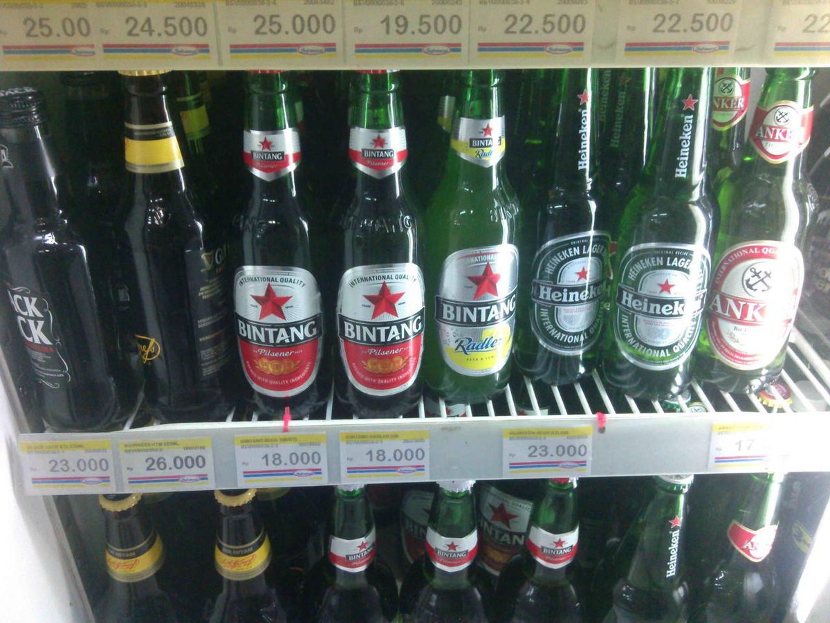 mhwnk_'s tweet photo. Indonesia’s biggest loss:

Beer di indomaret sama alfamart😭 https://t.co/SS2VLqL45X