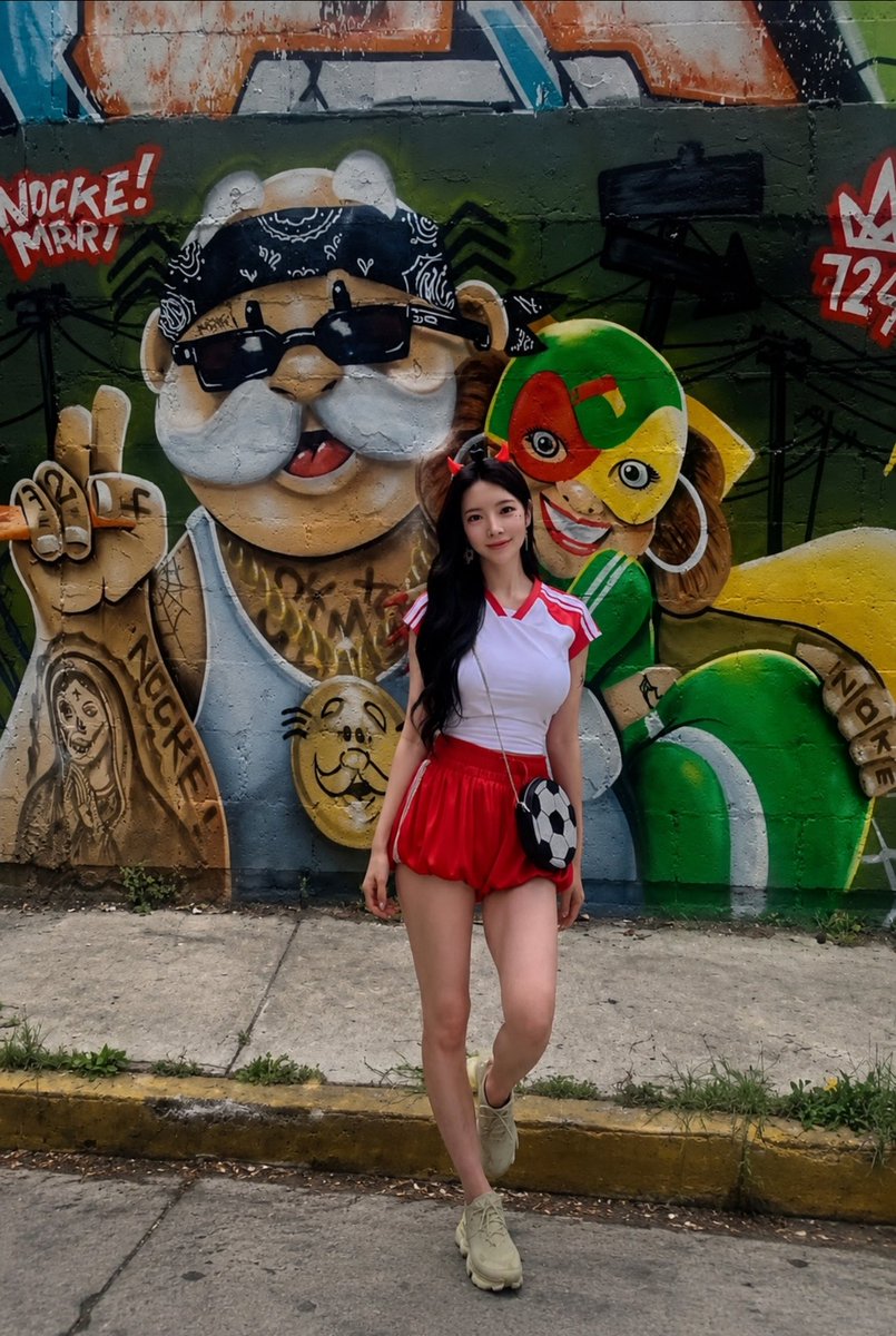 MorrasOutOfCont's tweet photo. Las coreanas tomándose fotos en los murales del Dr Simi y mamá lucha VTLV JAJAJAJAJA https://t.co/Q9dGv1xDnI