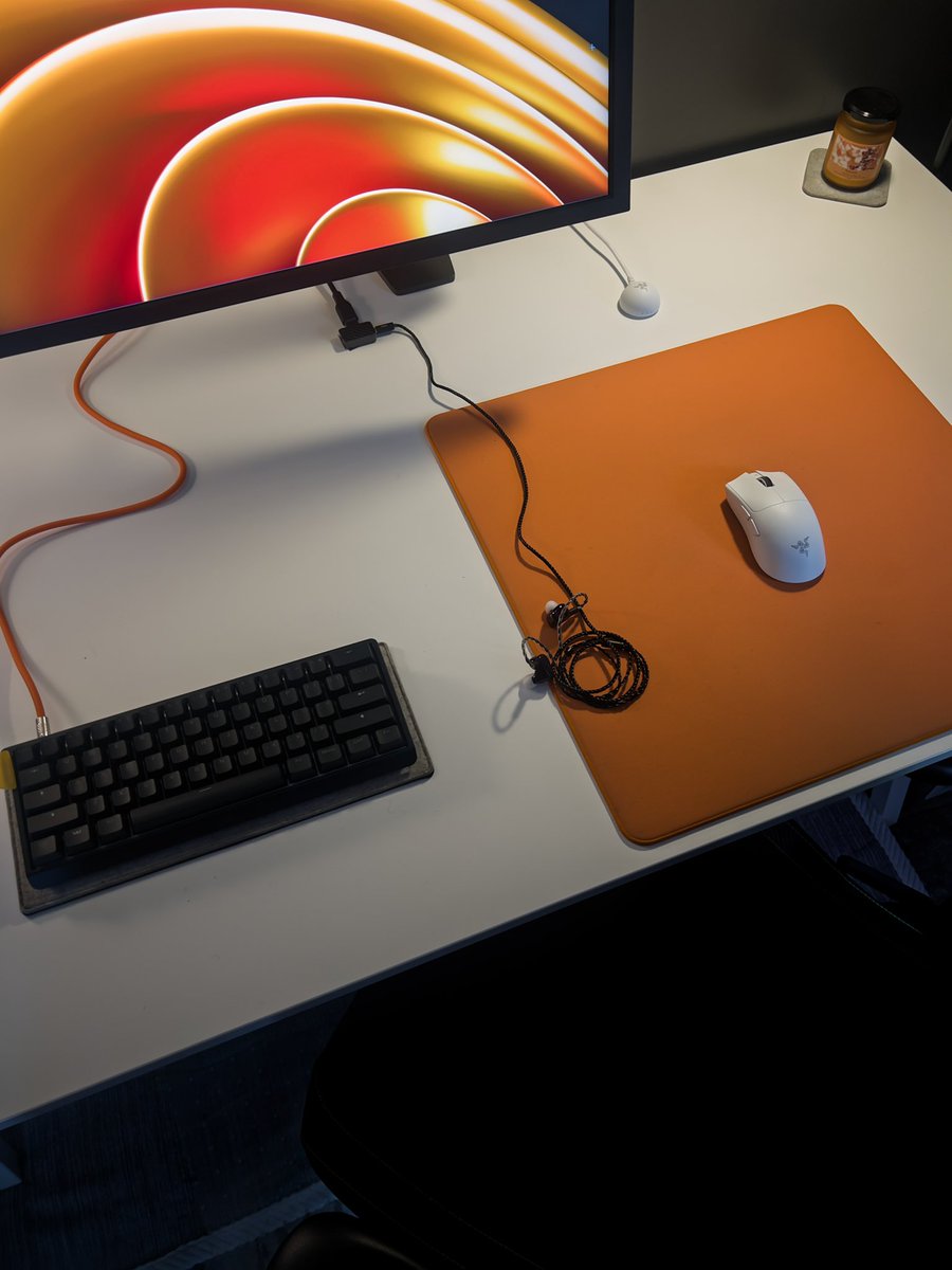 m5lans's tweet photo. sup #desksetup https://t.co/qbuXFRIDER