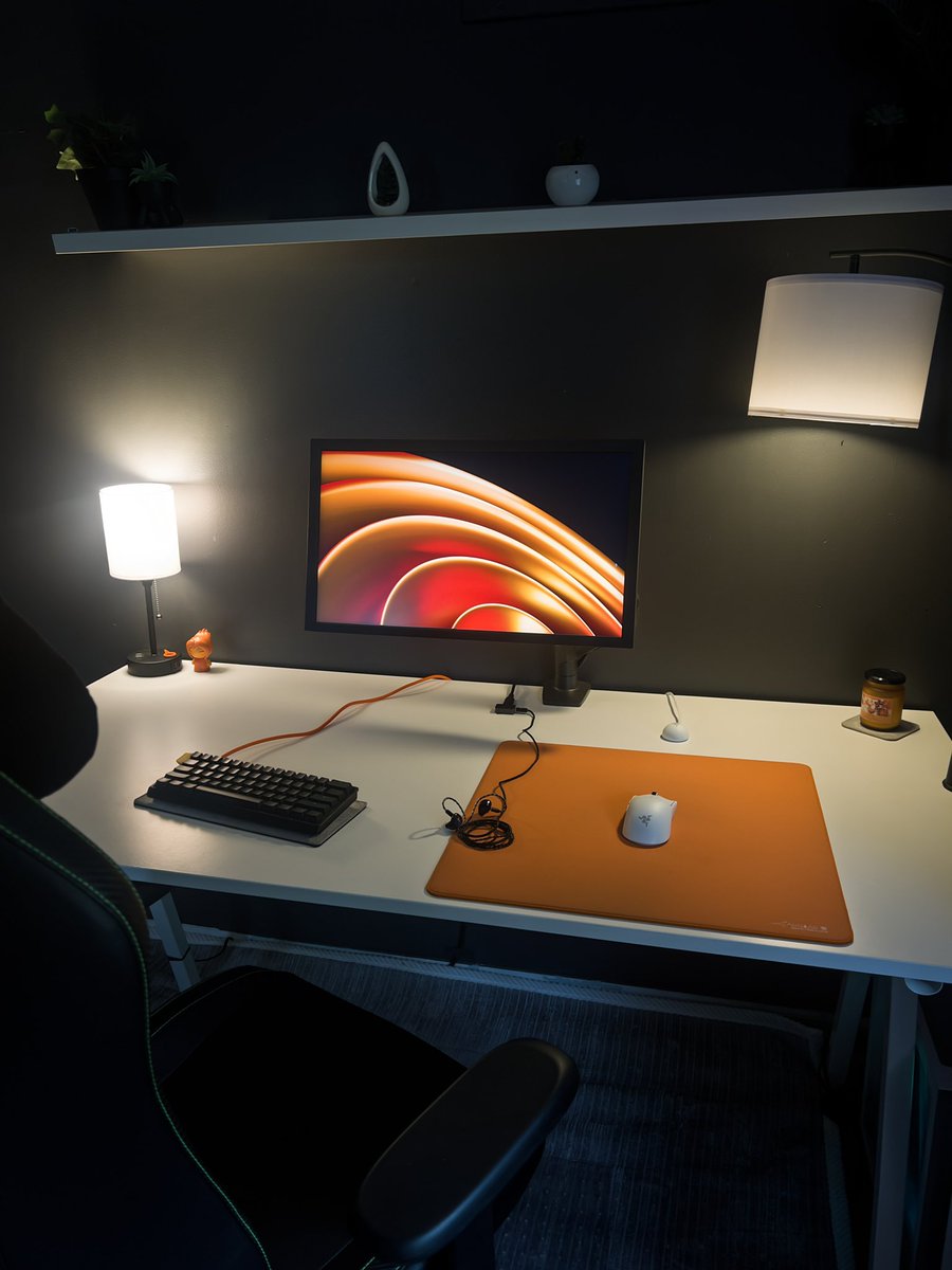 m5lans's tweet photo. sup #desksetup https://t.co/qbuXFRIDER