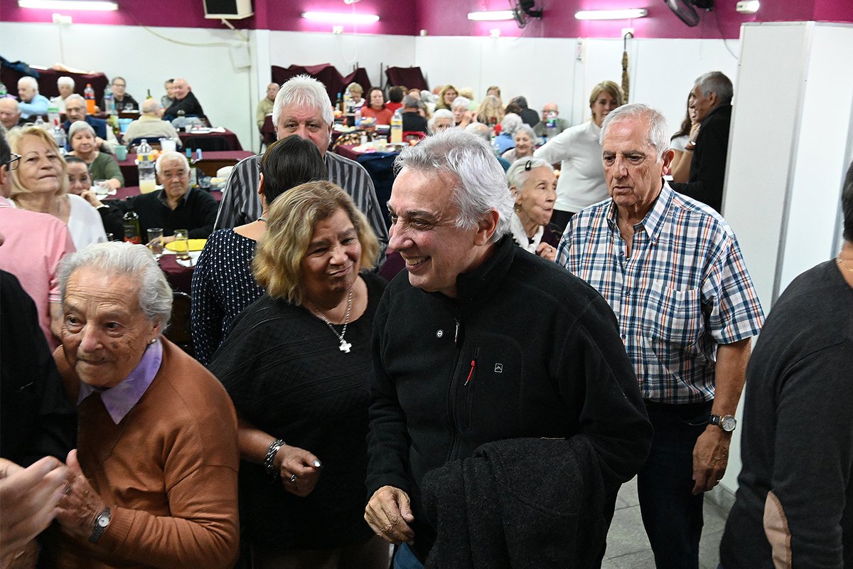 ZNVISION's tweet photo. .@ZamoraJulio  ratificó su apoyo para mejorar las condiciones edilicias del Centro de Jubilados Marina Mercante https://t.co/ghtxGZ8sD2 a través de @znvision @MunicipioTigre @julionocioni https://t.co/RaUS41LO5i