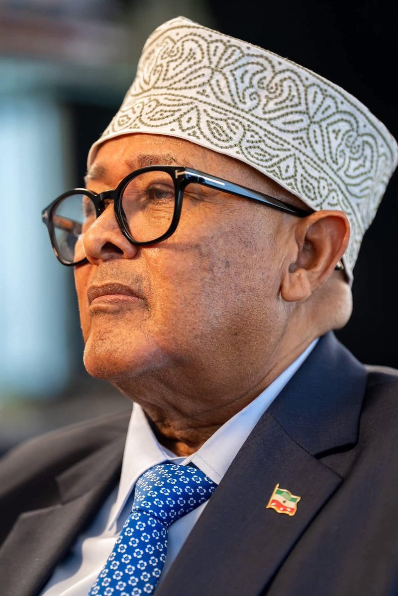 MaxamedSL's tweet photo. Madaxwayne Ciro:-“fariintaydu waa mid cad waxaan lee yahay fadlan ku soo biira inta aysan goor dambe noqon.”

Gabadhii wariyaha ayaa ku celisay:-“Maxaad uga jeedaa goor dambe ?”

Madaxwayne Ciro:-“waxaan uga jeedaa waxay lumin doonaan fursad ay maanta haystaan.” https://t.co/qxwZmCfrH0