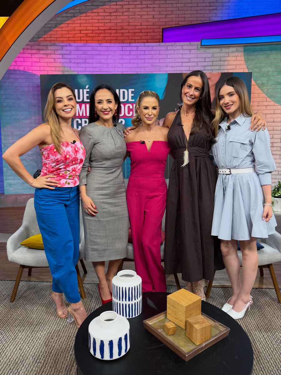 saleelsoltv's tweet photo. ¡Muchas gracias queridas @Miss_Internet y @JuanaSohin por visitarnos en #SaleElSol y compartimos sus consejos! 🙌🏻❤️💃🏻☀️📺 #DetrásDeSES https://t.co/G5Q3cPy6fT