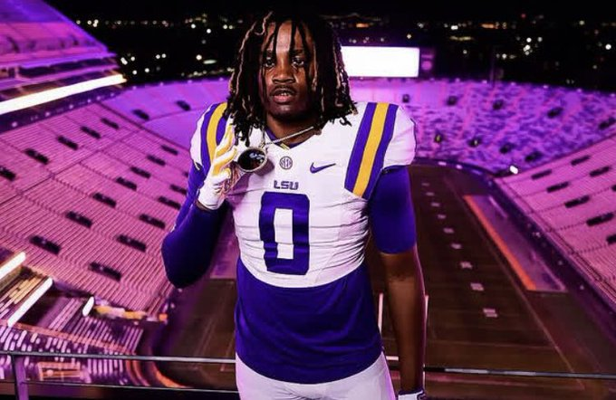 AYSSPORTS's tweet photo. BREAKING: 2027 4-Star Edge Chris Whitehead has committed to LSU. 6-5 230 lb Edge from Chesterfield, Va is the 42nd ranked player per @247Sports

Whitehead choses LSU over South Carolina, Va Tech, and Ohio State. https://t.co/25nBGbbWhw
