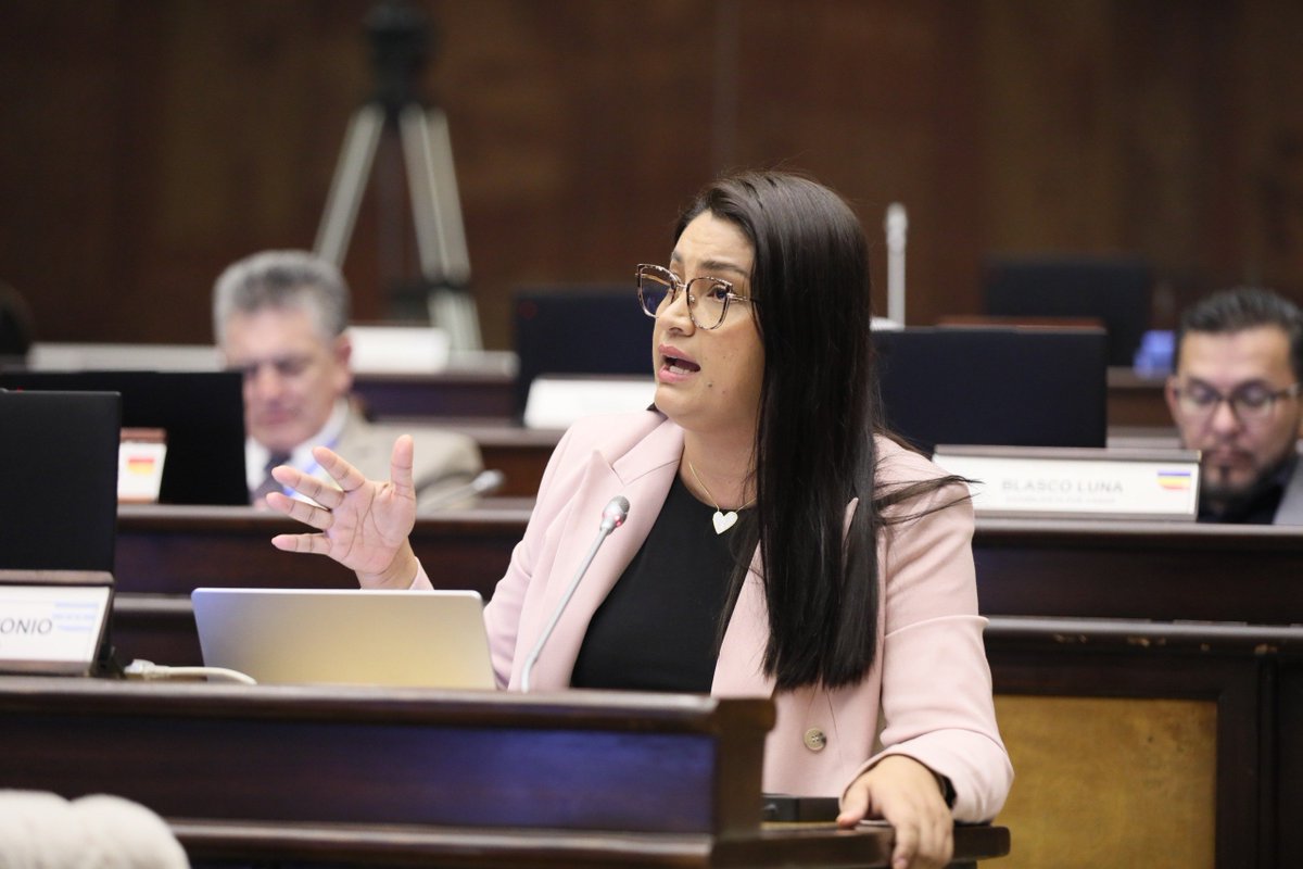 VickyDesintonio's tweet photo. Hoy en el Pleno advertimos algo de fondo: no podemos aprobar una ley por cada patología mientras el sistema público de salud se cae a pedazos.

Las personas con obesidad necesitan derechos reales, no promesas vacías, sin presupuesto y sin capacidad de ejecución.

#LeyObesidad https://t.co/Y5lW8hmft5