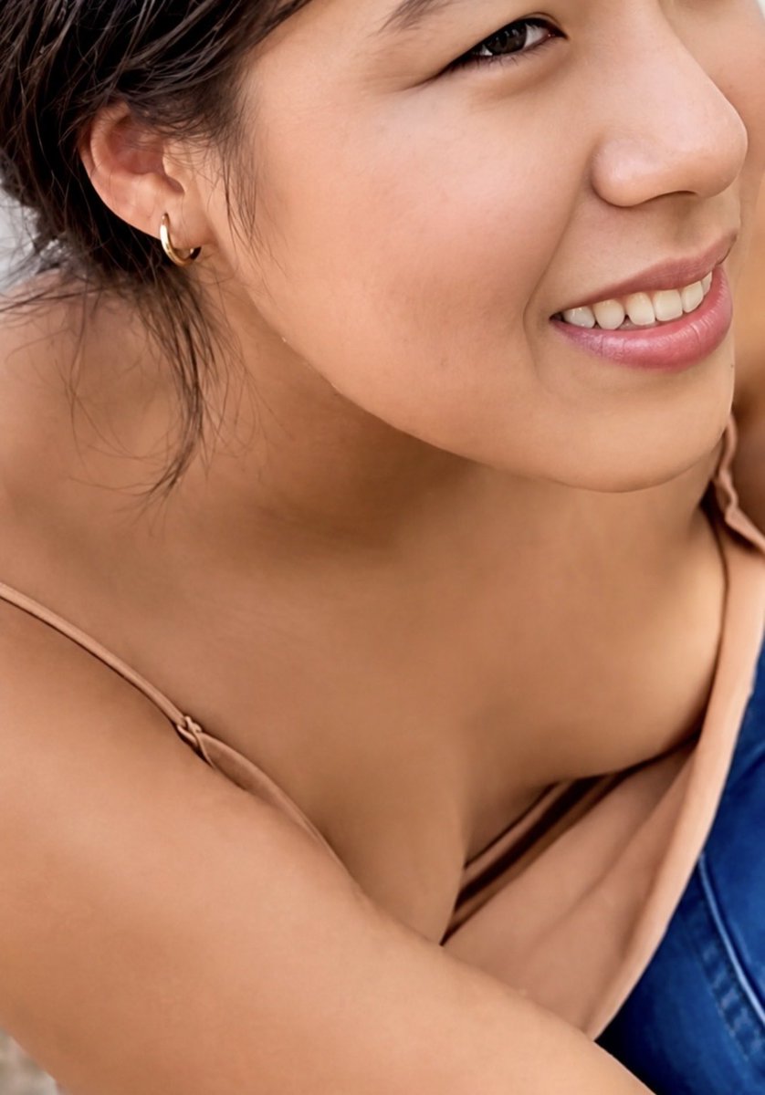 ploiphotsi06's tweet photo. When they try to look down your blouse… but there‘s not much too see (2)

#thailand #thai #thaigirl #asian  #ploi #petite #tiny #downblouse https://t.co/dc25sS53x7