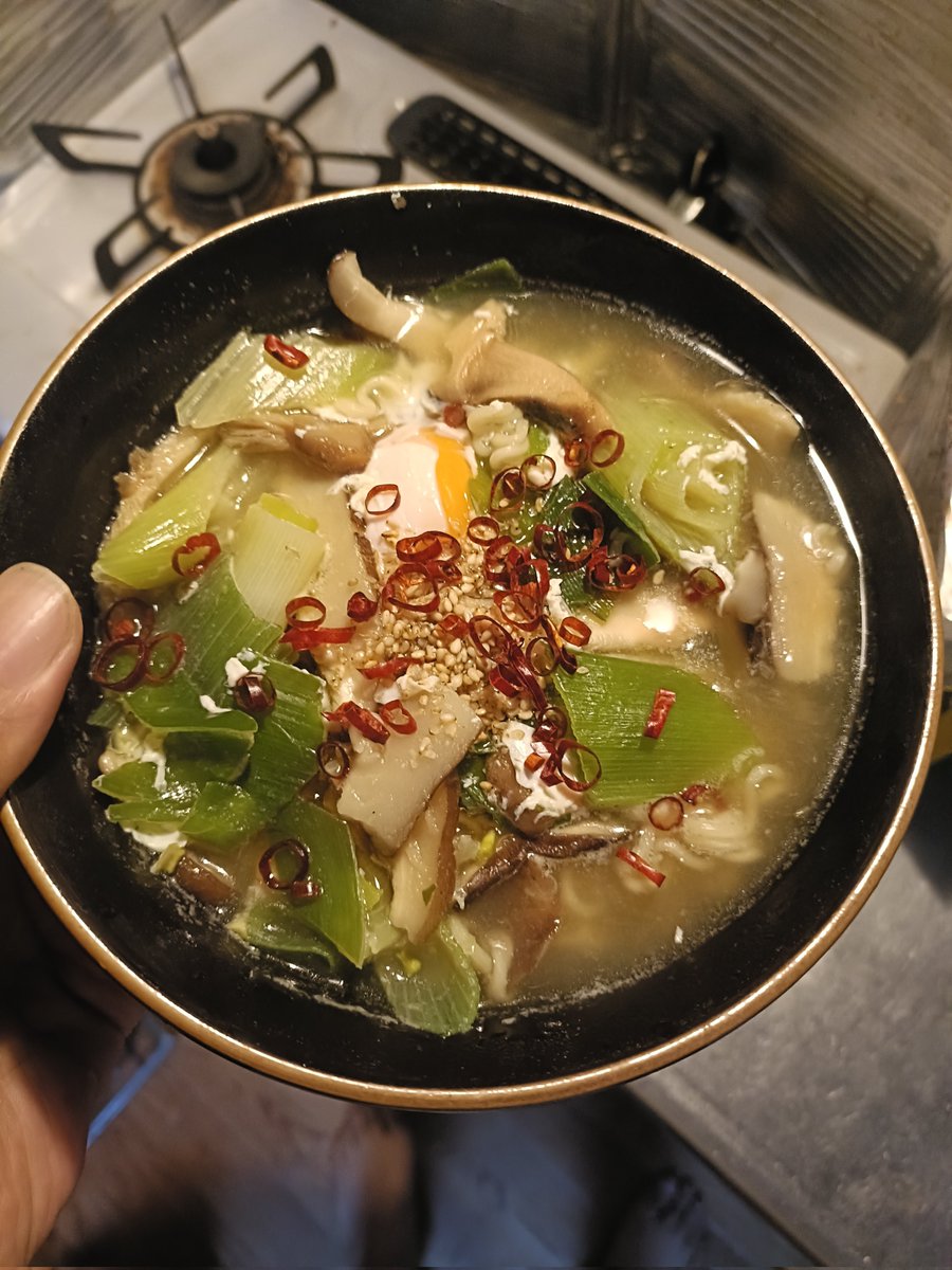 kaz3_'s tweet photo. 昼飯のラーメンを今から食う😌
（昼飯に干し椎茸戻してたけど調理時間なくて今食うアレ） https://t.co/HqunINxIi0