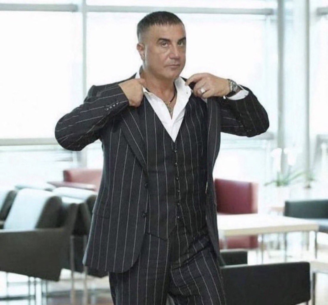 hakanndamarr's tweet photo. Sayın Sedat Peker'i yakından tanıyan isim şöyle anlatıyor:
Türkiye'de şehitlerimizin ailelerine en az 150 daire
ben bulmuşumdur, o parasını ödemiştir. Doğuda şehit olan polisin ve askerin ailesine para vermiştir.
Çoğuna da maaş gibi her ay para gönderen bir
insandır. Bunları yaparken, inanın ne ile yetiştıriyoruz, nasıl, nereden yapıyoruz, bir turlu aklım almıyor.
Mesela dayımdan bir arazi kalmış, gidip onu satmışımdır. Cebimizde benzin koymaya para yok.
Reis parayı her zaman olduğu gibi yine dağıtmıştır.
Devletin Çoçuğu Reis Sedat Peker
#sedat_peker
@sedat_peker