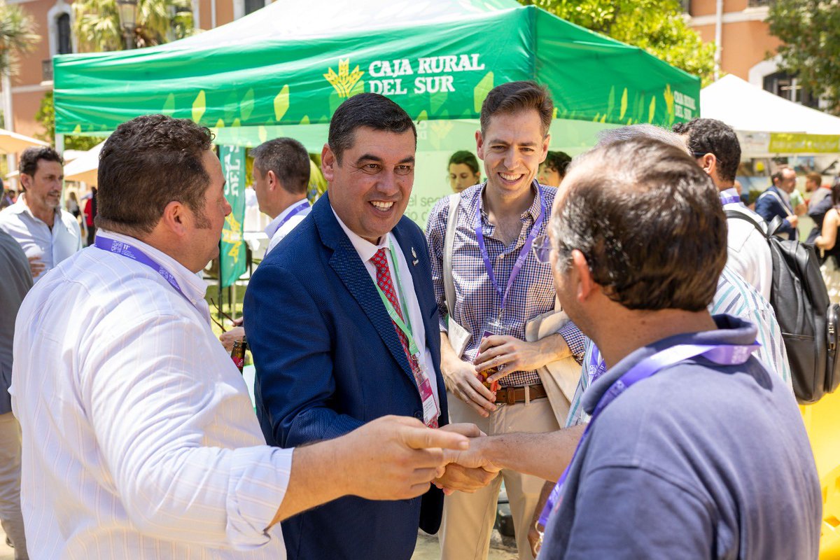 Freshuelvaes's tweet photo. 💚 Hoy hemos compartido conocimiento, reconocido una trayectoria ejemplar con la Fresa de Oro a José Antonio Martín y reafirmado el orgullo de un sector que es Marca Huelva.

⏳ Mañana seguimos construyendo futuro. https://t.co/YQzo5gpQLE
