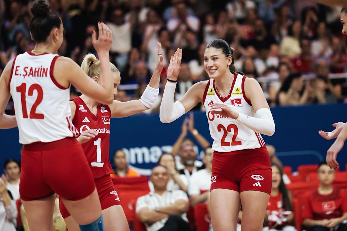 volleyland_'s tweet photo. Ankara'da galibiyet ile başlıyoruz🔥

Filenin Sultanları, Belçika'yı 3-0 mağlup etti. 

                  🇹🇷 Türkiye 3 - 0 Belçika 🇧🇪

Setler :  (25-14, 25-13, 25-23)

#FileninSultanları #VNL2026 https://t.co/gDdY4A1v4x