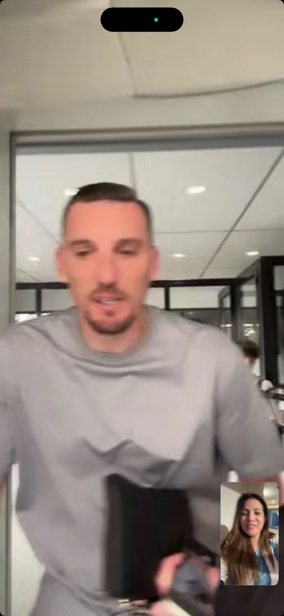 paubte's tweet photo. La mejor videollamada antes del partido y la sensación de que a Armani le cuesta no quedarse del todo en Medellín 💚🤍 https://t.co/9fUFntBSpb