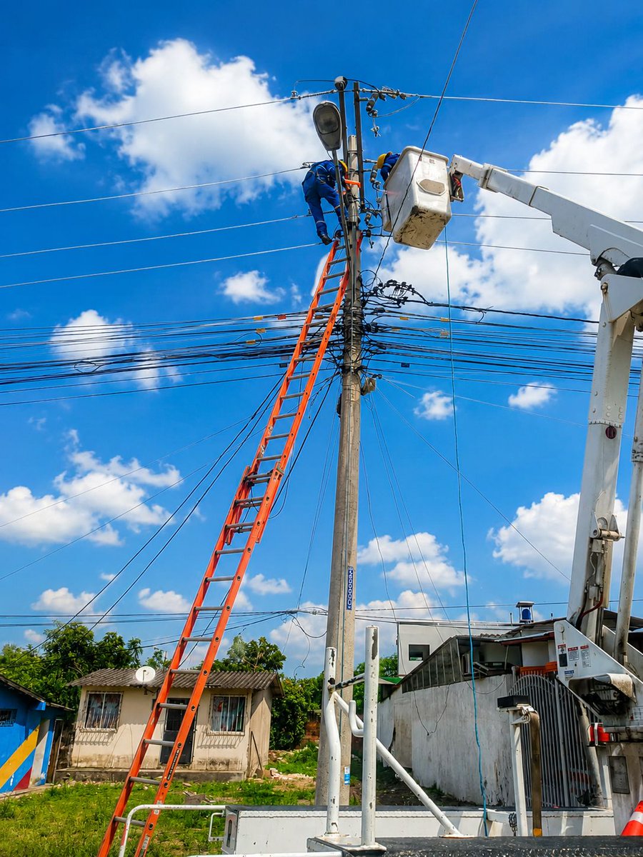 CNEL_EP's tweet photo. ✅ GUAYAS

Con el compromiso de fortalecer la calidad y continuidad del servicio eléctrico, en el alimentador Central Playas ejecutamos ayer y hoy importantes trabajos de mantenimiento, que incluyeron el cambio de conductor subterráneo, reemplazo de estructuras y componentes de la red, adecuaciones técnicas y mejoras en la infraestructura de varios sectores del cantón.

⚡ Estas acciones preventivas y correctivas permiten optimizar la confiabilidad del sistema de distribución, beneficiando a más de 20.000 clientes residenciales y comerciales con un suministro de energía más seguro, estable y eficiente.