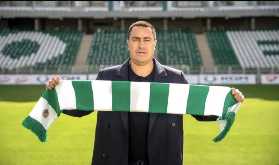 CLMerlo's tweet photo. 🚨[OFICIAL] Efraín Juárez firmó con el Győri ETO de Hungría. 
*️⃣El ex entrenador de Pumas ya posó de manera oficial con los colores de su nuevo equipo. 
📷 @Rene_Tovar https://t.co/ufNo43drGm