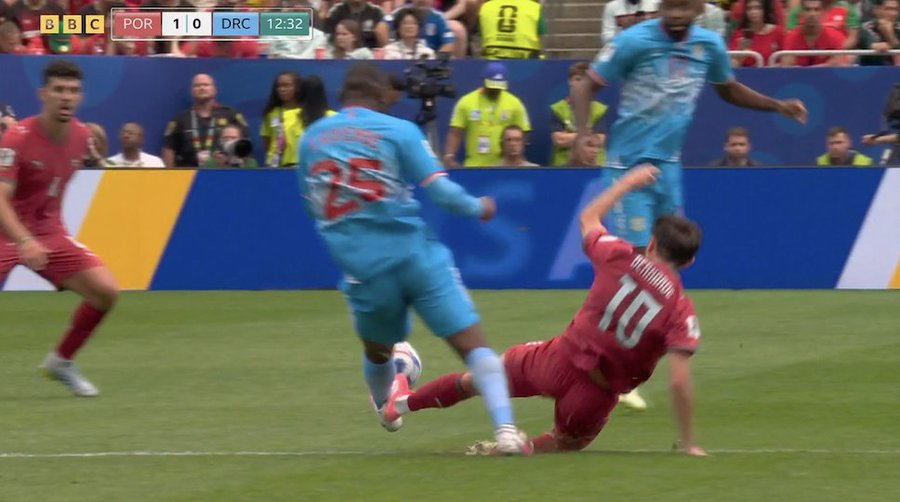 UNIVERSO_1899's tweet photo. De esta entrada de Bernardo Silva hoy los madridistas no dirán nada, pero con la de Messi no han dejado de llorar. https://t.co/5U0YKIsbRj