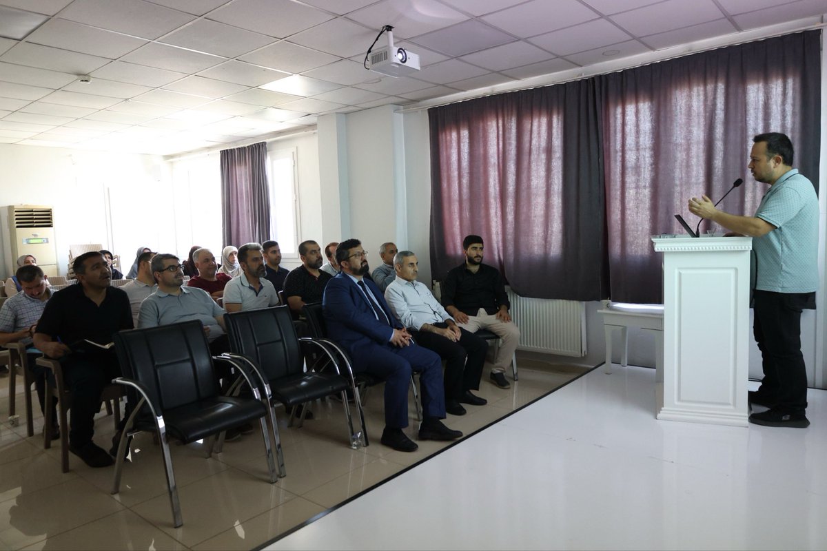 Osmaniyesaglik's tweet photo. Osmaniye İl Müftülüğü tarafından, afet ve acil durumlarda sunulan manevi danışmanlık ve rehberlik hizmetlerinin önemine yönelik bir eğitim programı düzenlendi. Program kapsamında AFAD personeli Ali Adem Ateş tarafından “Temel Afet Eğitimi” sunumu gerçekleştirildi. Ayrıca Osmaniye İl Sağlık Müdürlüğü Acil ve Afetlerde Sağlık Hizmetleri Birim Sorumlusu Hüseyin Koç tarafından katılımcılara ilk yardım eğitimi verildi.

Eğitimlerde afetlere hazırlık, afet anında doğru müdahale yöntemleri, temel ilk yardım uygulamaları ve kriz anlarında sunulacak manevi destek hizmetleri ele alınarak katılımcılara kapsamlı bilgiler aktarıldı. Programın, afet ve acil durumlarda görev alacak personelin bilgi ve farkındalık düzeyinin artırılmasına önemli katkı sağladığı ifade edildi.
@EmrahCeviz 
@saglikbakanligi