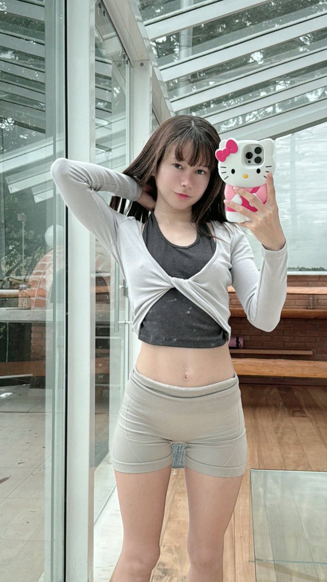peachyarises's tweet photo. mirror game strong today 🌟 https://t.co/b1m1TSMhqb