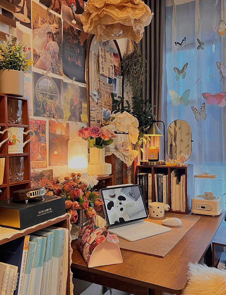 VictoriaRipjld's tweet photo. Decluttering old things today! Found vintage postcards and a well-loved book—clearing space brings small surprises. ， https://t.co/O1eQX0X8Wm