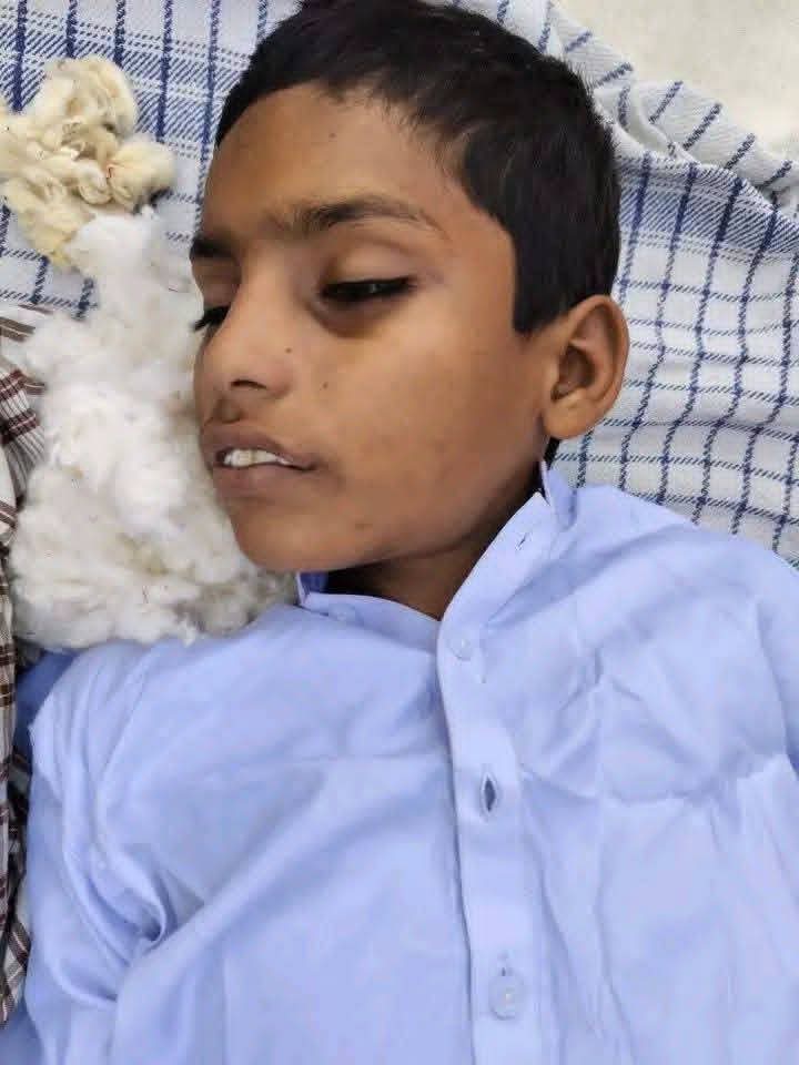 Aadiiroy2's tweet photo. بہاولپور مدرسے میں 13 سالہ بچے پر تشد سے بچہ جاں بحق ہوگیا،  DPO بہاولپور کا فوری نوٹس ملزم قاری سمیت 3 افراد گرفتار ۔
 تھانہ مسافر خانہ کی حدود موضع جندرانی غربی کے ایک مقامی مدرسے میں 13 سالہ طالب علم حسنین پر قاری کی جانب سے مبینہ بیہمانہ تشدد کے نتیجے میں بچہ جاں بحق ہو گیا,مقامی ذرائع کے مطابق مدرسے کے قاری نے بچے کو شدید تشدد کا نشانہ بنایا، جس سے وہ جانبر نہ ہو سکا۔ واقعہ کی اطلاع ملتے ہی اہل علاقہ اور ورثاء کی جانب سے شدید احتجاج کیا گیا ۔