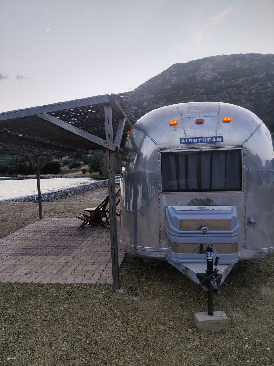 Psom1978's tweet photo. Airstream land yacht  του 1968 https://t.co/NOu0ceXRaI