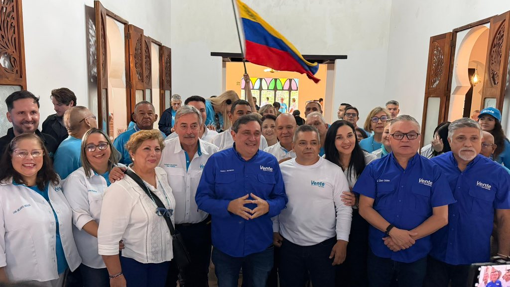 VenteTachira's tweet photo. En rueda de prensa, el Coordinador Nacional de Organización del partido (@HenryAlviarez ), en compañía de la estructura del municipio metropolitano de San Cristóbal, reafirmó el compromiso de seguir fortaleciendo la organización ciudadana y articulando esfuerzos de cara a los desafíos que vienen.

Unidad, estructura y determinación para avanzar hacia la Venezuela que todos merecemos. 🇻🇪

#SanCristóbal #Organización