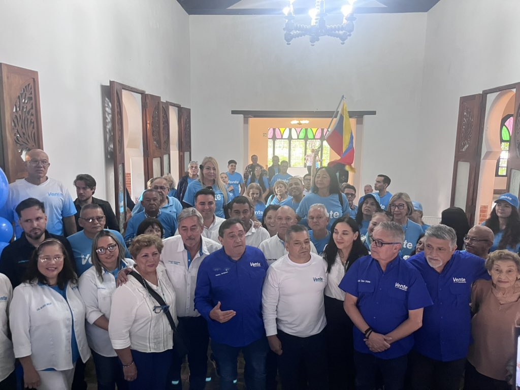 VenteTachira's tweet photo. En rueda de prensa, el Coordinador Nacional de Organización del partido (@HenryAlviarez ), en compañía de la estructura del municipio metropolitano de San Cristóbal, reafirmó el compromiso de seguir fortaleciendo la organización ciudadana y articulando esfuerzos de cara a los desafíos que vienen.

Unidad, estructura y determinación para avanzar hacia la Venezuela que todos merecemos. 🇻🇪

#SanCristóbal #Organización