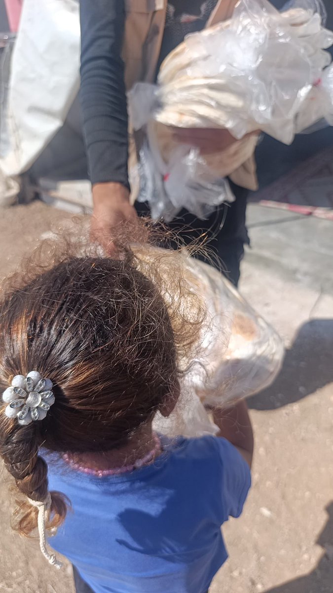 MHShemi's tweet photo. صحيح انها ربطة خبز ! لكن عوائل كثيرة لا تستطيع توفيرها لأبناءها

حملتنا اليومية مستمرة لأجل توفير الخبز اليومي وبشكل مجاني داخل مخيمات الشمال السوري 

نحثكم على التبرع والمساعدة حتى يستمر الخير بالوصول الى المحتاجين.

#فريق_الهاشمي https://t.co/YtlNZ2rbhE
