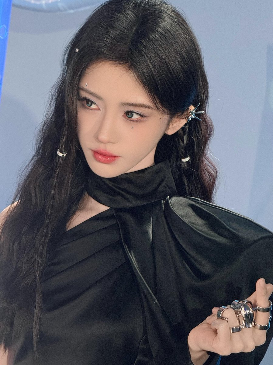 아러 tweet media