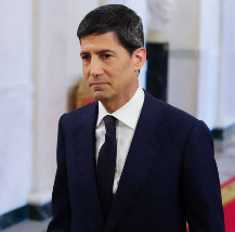 moasayev's tweet photo. FOMC - Selam Sana İmparator

Beklenti dahilinde sabit bırakılan bir toplantı görüyoruz. 12-0 alınması oldukça rahatlatıcı 

projeksiyonlarda ise  daha yüksek enflasyon ve daha uzun süre yüksek faiz teması görüyoruz.

2026 büyüme tahmini mart ayındaki %2,4’ten %2,2’ye indirildi. 2027 ve 2028 için büyüme sırasıyla %2,3 ve %2,2 olarak öngörülüyor.

İşsizlik tahmini 2026 için %4,4’ten %4,3’e çekildi. İşgücü piyasasında belirgin bir bozulma beklenmiyor.

2026 PCE enflasyon tahmini %2,7’den %3,6’ya, çekirdek PCE tahmini ise %2,7’den %3,3’e yükseltildi. Enflasyonun %2 hedefine ancak 2028 civarında yaklaşması bekleniyor.

Faiz projeksiyonlarında belirgin yukarı revizyon yapıldı: federal fonlama faizi medyanı 2026 için %3,8, 2027 için %3,6, 2028 için %3,4 olarak tahmin edildi. Mart projeksiyonları sırasıyla %3,4, %3,1 ve %3,1 düzeyindeydi.

Uzun vadeli nötr faiz tahmini %3,1 seviyesinde korundu.