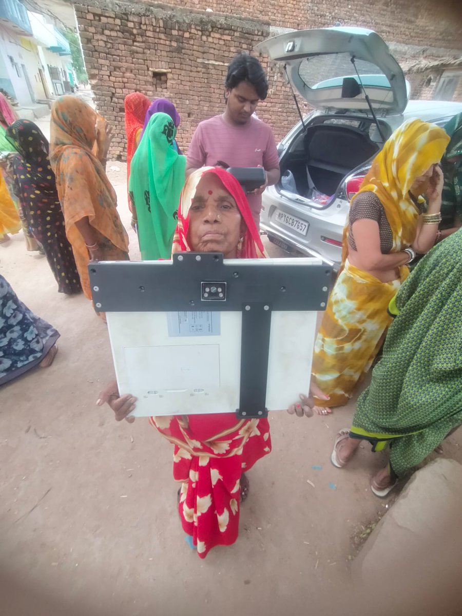 CKPFoundation's tweet photo. Today, our MMU visited Bihta and Sigon villages, Block-Ishanagar, Dist-Chhatarpur, MP, for TB screening and awareness. A total of 99 individuals were screened, promoting early detection, timely treatment, and improved access to essential healthcare services in rural communities. https://t.co/I7yc1oQNxX