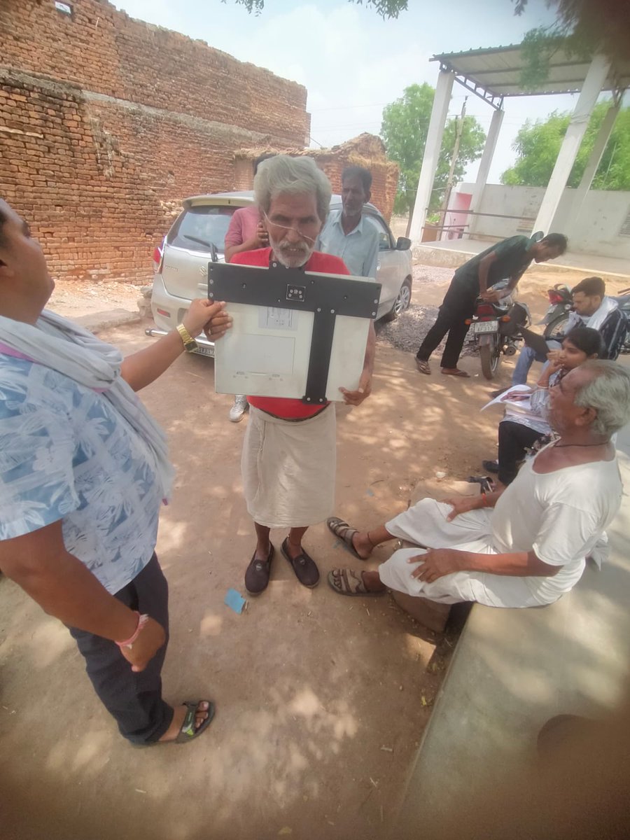 CKPFoundation's tweet photo. Today, our MMU visited Bihta and Sigon villages, Block-Ishanagar, Dist-Chhatarpur, MP, for TB screening and awareness. A total of 99 individuals were screened, promoting early detection, timely treatment, and improved access to essential healthcare services in rural communities. https://t.co/I7yc1oQNxX