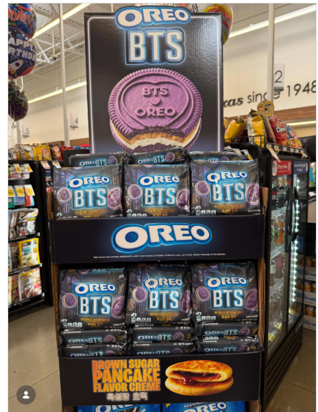 Star_Mrkt's tweet photo. New Product Alert! Brown Sugar Pancake flavored Oreos are now available! Enjoy the limited edition BTS Oreos from your local Star Market 🎤✨ https://t.co/xeQmqHMJdW