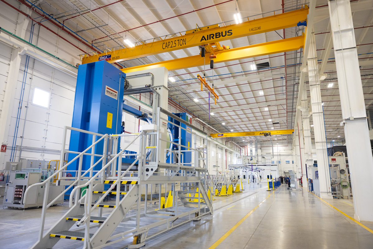 DiQueretaro's tweet photo. Invierte Airbus 646.7 millones de pesos en la expansión de su planta en Querétaro. Esto representa la generación de 262 empleos. 
Con esta ampliación, la empresa fortalece sus capacidades productivas mediante la fabricación de puertas y componentes para helicópteros. https://t.co/FZEaGRCHyj