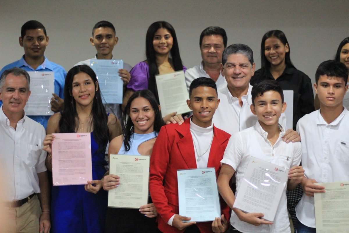 fello_arca's tweet photo. #EstoEsDrummond Más de 120 jóvenes sobresalientes, de instituciones públicas de nuestra área de influencia, han logrado culminar su formación profesional con el programa de Becas Universitarias que anualmente adjudica @DrummondLtdCo https://t.co/UgS7VPIfKL