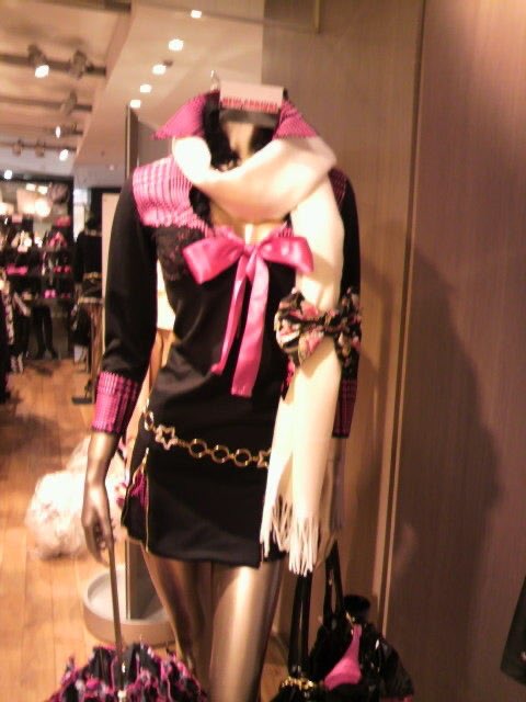 thepinkernet's tweet photo. ma*rs store in shinjuku (2009) https://t.co/N0IN1eIAWg