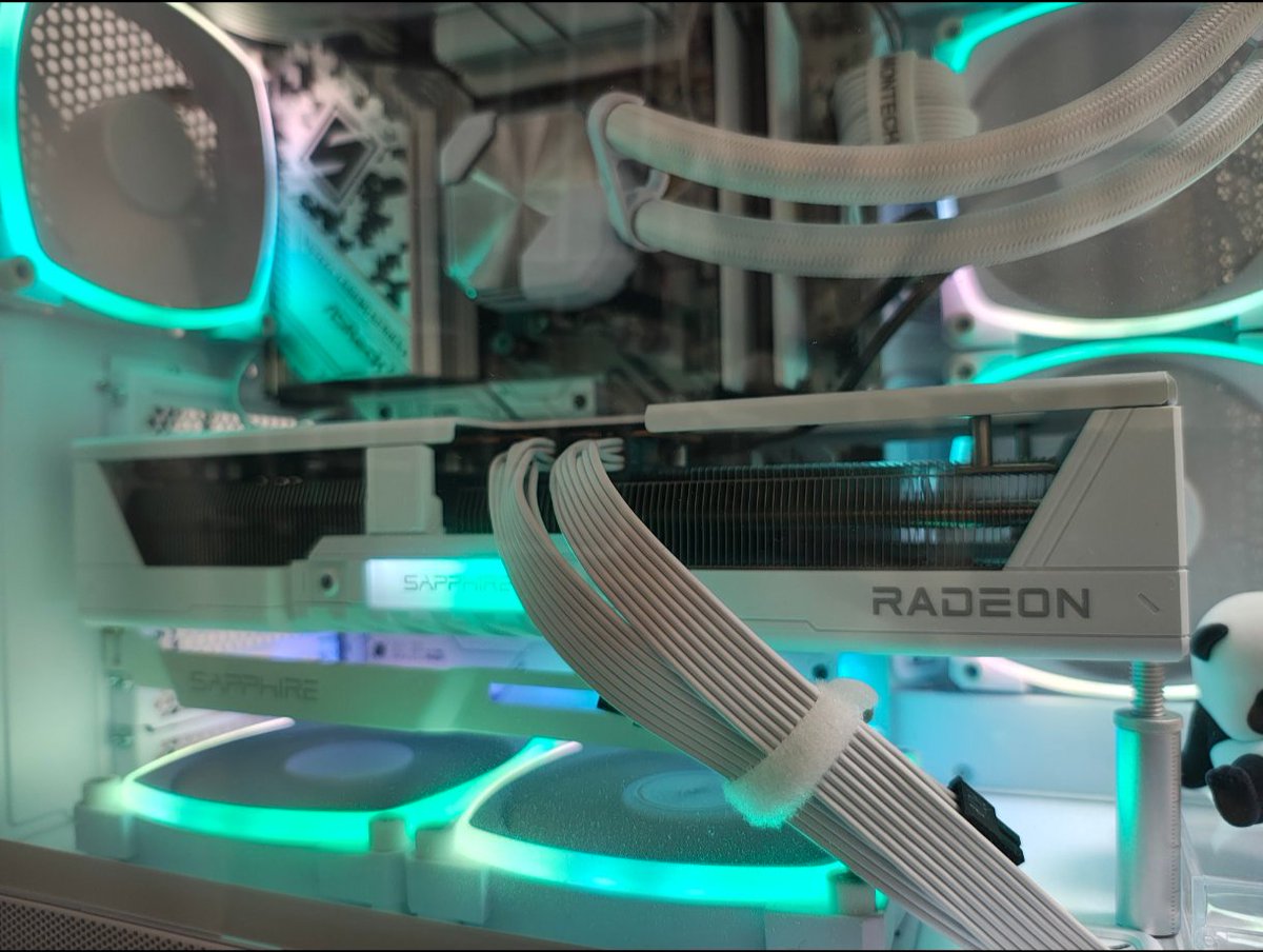 panda_serisiru's tweet photo. 白いグラボが欲しくて高級感あるSapphire PURE RX9070XTを発売前から狙って購入。新製品はしばらく出そうにないので今買っても一年間最新モデルのままなので今が買い時！圧倒的コスパのRadeonを買い、浮いた資金をモニター等に使うのがゲーマーの最適解なのは間違いないです。 #MyRyzen_Radeon
#PR https://t.co/rSiVWODpj5