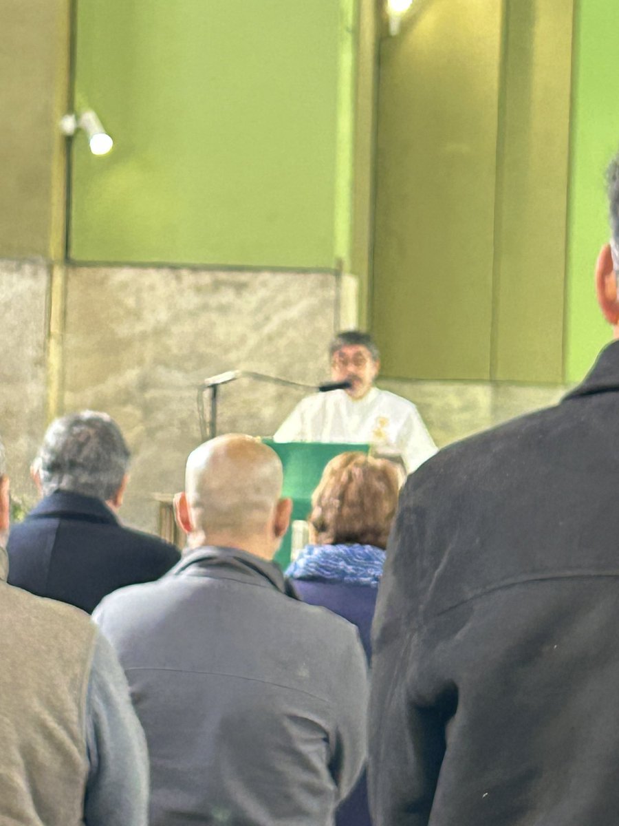 marioaguilera4's tweet photo. LAS JUNTAS…

Nos juntábamos en los cumpleaños, en los paseos de fin de año; más tarde, en las despedidas de soltero; luego, en los matrimonios; más adelante, en los bautizos. Después pasamos a las juntas sin importar el motivo: partidos de fútbol, aniversarios de lo que fuera o simplemente las ganas de vernos hasta que el sueño nos venciera.

Pasan los años y los encuentros ya no son tan jocosos. Estamos más viejos y ahora nos encontramos en velatorios y funerales.

Este mes les ha tocado partir a los comunicadores Leonardo Cáceres, Luis Escribano, Marco Muga y Abraham Santibáñez. Hoy se realizó la misa para despedir a este último. Nuevamente nos reunimos muchas y muchos periodistas de antes y de ahora: había que despedir al profesor de tantas y tantos que trabajaron o estudiaron bajo su tutela.

Y, evidentemente, el primer comentario fue enterarse de la partida de Hans Marwitz, locutor y comentarista deportivo conocido y admirado por todos. “Eligió la ocasión”, decían. Se fue en medio de un Mundial, justamente él, cuya voz y relatos ayudaron a poblar la imaginación de tantos durante la fiesta universal de 1962 y aquel Chile tercero del mundo.

Ahí, en el altar, estaba nuevamente nuestro colega diácono Jaime Coiro. “Jaimito, le ha tocado pega”, me dije. También estaba el hermano sacerdote de Abraham. Eran siete quienes vestían sotanas blancas para darle el último adiós. Éramos muchos, y anoche hubo otros tantos en la misa de las siete.

Flores, muchas flores, de todos los colores: de amigos y amigas, de colegas. Arreglos y coronas que bien se merecía.

Entre las despedidas hubo palabras bellas sobre su talento, su entrega y su lucha por una mayor libertad. Habló su hija María Paz, acompañada de una nieta de Abraham, quien terminó leyendo el mensaje enviado por familiares de las víctimas cuyos cuerpos aparecieron en los Hornos de Lonquén. Fue un mensaje de amor, agradecimiento, nobleza y memoria, de quienes, gracias al trabajo —entre otros— de un periodista, pudieron finalmente dar sepultura a los suyos.

Un aplauso enorme llenó el silencio del templo.

Gracias por todo, Abraham Santibáñez.