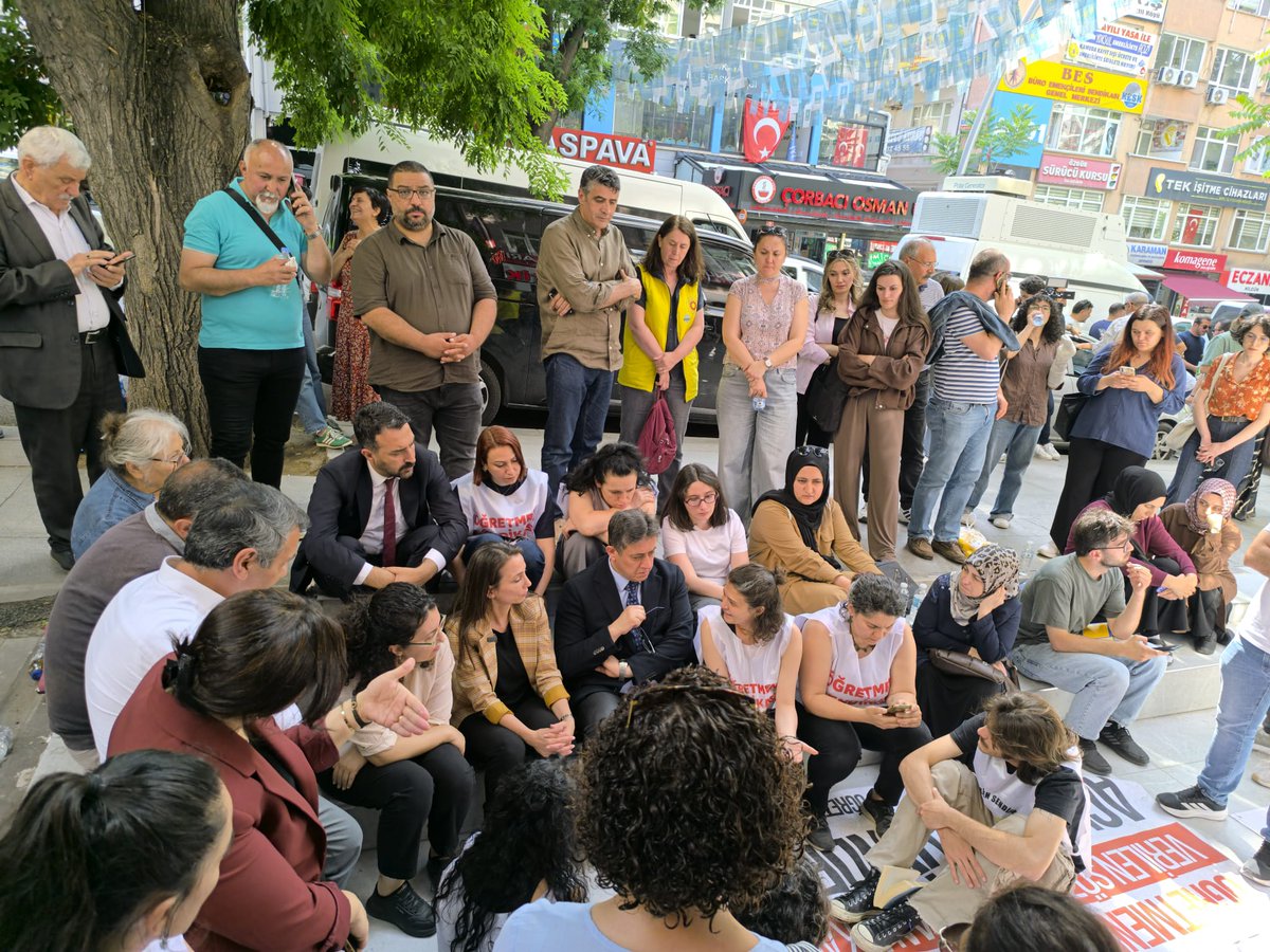 MulakatPlatform's tweet photo. Açlık grevimizin 3. gününde eylem alanımızı CHP, DEM Parti, Milli Yol Partisi, EHP, SEP gibi çeşitli parti temsilcileri ziyaret etti. Ayrıca Kamu İş ve Sağlık ve Sosyal Hizmet Emekçileri Sendikası da ziyarette bulundu.

@ogretmensendika

@herkesicinCHP
@DEMGenelMerkezi
@milliyolgm
@EHPgenelmerkezi
@SEPmedya
@kamuiskonf
@Suat_Ozcagdas @yalimhalici
@ismetguneshan17 @TulayHatim
@milliyolpa74776
@oykuilgiin
@Gunes_Gumus_SEP
@OrhanYILDIRIM__
#ÖğretmenlerAçlıkGrevinde